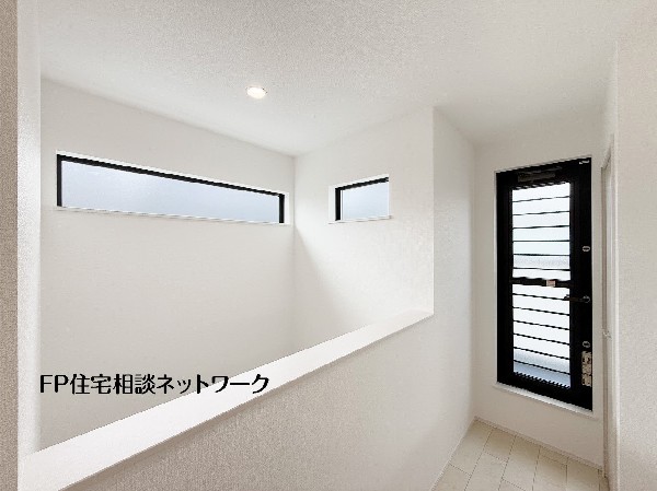 2階の廊下部分は玄関から続く吹抜けとなっており、大きな窓から光が差し込む明るく開放感のある空間です。