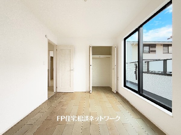 2面採光でお部屋の隅々まで明るい印象の居室。おひさまの光を、爽やかな風をたっぷりと取り込めます。居室内はいつも明るいので、毎日の生活も自然と明るくなりますね。