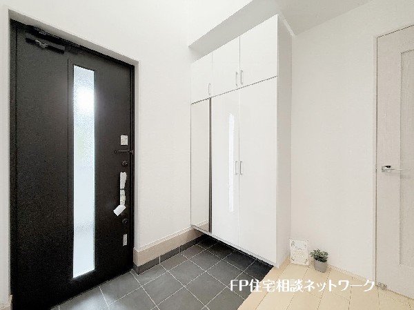 散らかりがちな玄関をスッキリと保てる玄関収納は、家の中に入る時一番最初に目に付く場所だからこだわりたい。落ち着いた色目が、室内のカラーやデザインと調和。