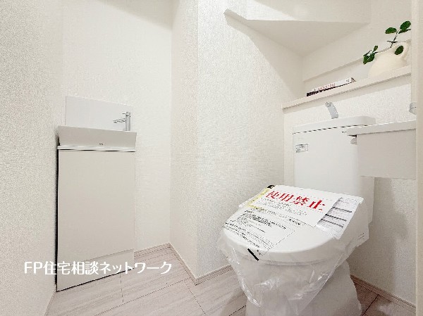 ⑰ウォシュレット、暖房便座機能付のトイレです。従来型に比べ節水効果があり、お手入れもしやすいので、家計も家事の負担も軽減してくれます。 - コピー