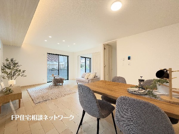 家族だんらんのスペースとなるリビング。家具の配置がしやすい広さを確保しつつ、窓が多い設計は色々な角度から光が取り込めるこだわりの間取りです。