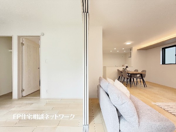 リビングとつづき間を隔てる引き戸を開放すれば、23.75帖の大空間に。急な来客やご家族構成によってシーンで使い分けられる便利な空間です。