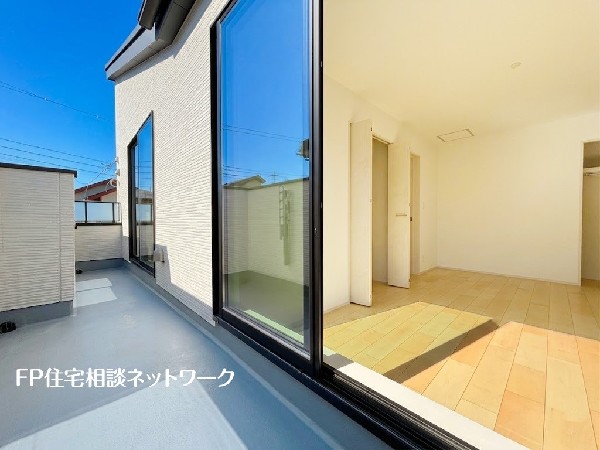 外観:南面バルコニーは太陽の温もりをめいいっぱい受け止めてくれます。太陽の光と爽やかな風を受けたお洗濯物はあっという間に乾き、取りこむ時には太陽の匂いを感じられそう。