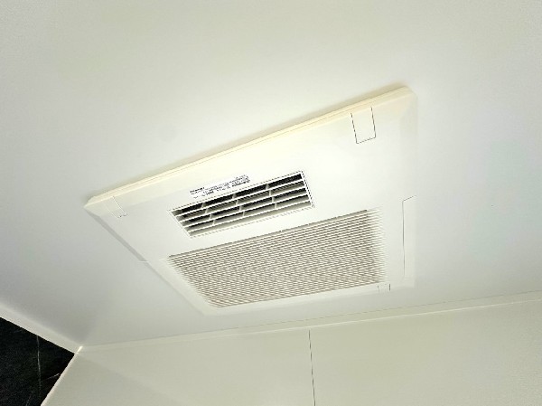 同仕様設備：浴室暖房乾燥機　お風呂場そのものを乾燥機にしてしまう便利な機能。梅雨時期や花粉の時期に助かる。冬の時期には暖房機能がヒートショックを防ぐ。 