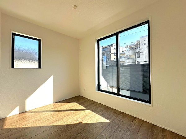 光が沢山取り込める大きな窓。2面採光なので、日差しを長時間受ける事が出来る暖かいお部屋です。ペアガラスなので、遮音性にも優れ、結露も発生しにくい構造です。