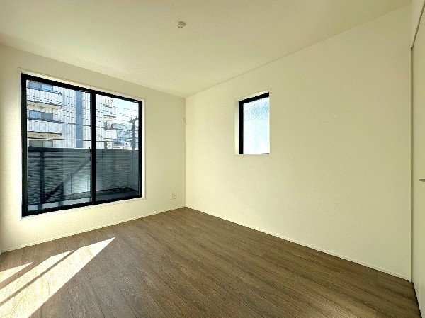 光が取り込みやすい2面採光の居室。日当たり良好です。しっかりとした大きさのクローゼットを完備し、収納スペースも十分。