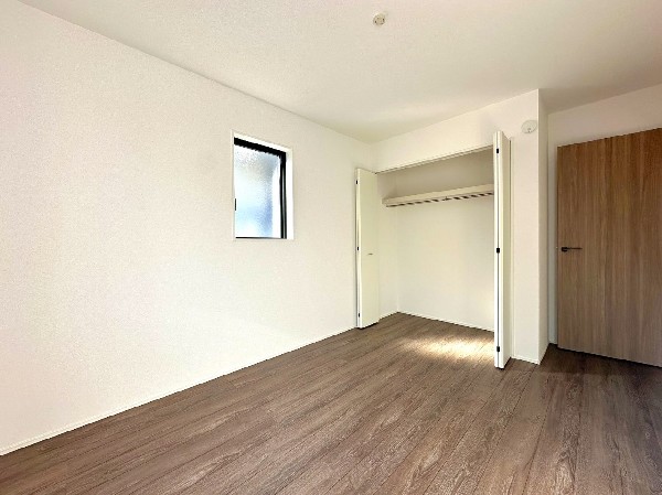 全居室には大型の収納クローゼットを完備！普段使いのお洋服や小物はもちろん、季節物のお洋服などもしっかりと整理整頓できます。