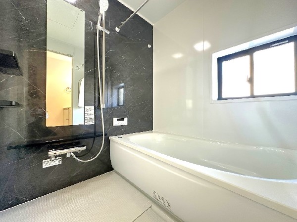 ご家族との憩いの場として、一日の疲れを癒す場として、ゆったりと足を伸ばしてくつろげる綺麗で清潔感のある色味の浴室。