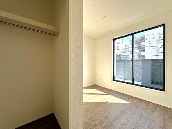 居室空間をすっきり保てる、ウォークインクローゼット付です。広いため、使い慣れた収納家具をこの空間に設置することもできます。