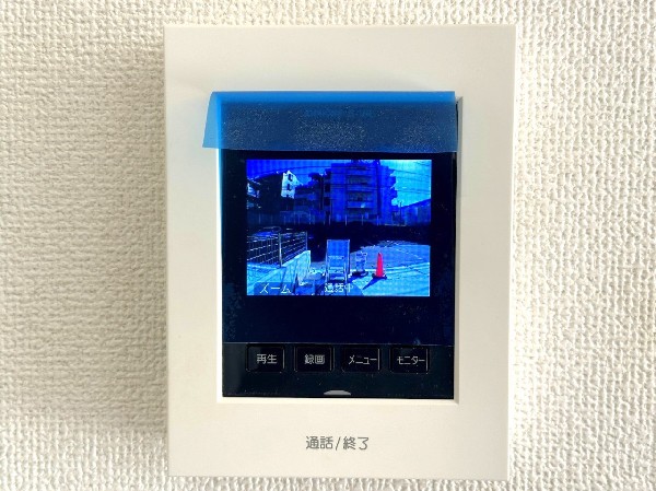 同仕様設備：TVモニター付インターホン　モニター付インターホンが標準仕様です。不安になりがちな防犯面。目で確認できるからあんしんです。