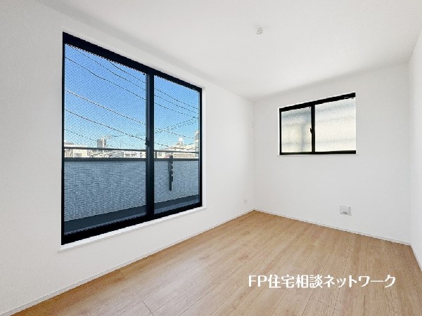 大きな窓で日差しを長時間受ける事が出来る暖かいお部屋です。もちろんペアガラスで、遮音性にも優れ、結露も発生しにくい構造。