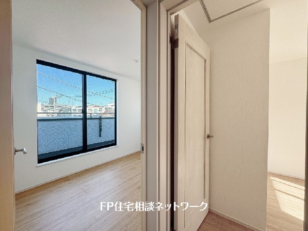 2面採光でお部屋の隅々まで明るい印象の居室。おひさまの光を、爽やかな風をたっぷりと取り込めます。居室内はいつも明るいので、毎日の生活も自然と明るくなりますね。