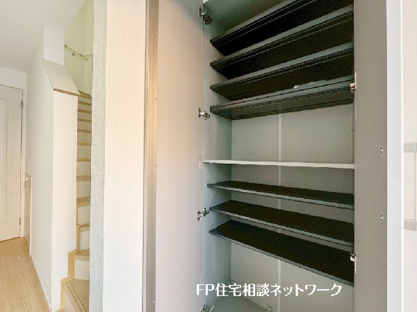 散らかりがちな玄関をスッキリと保てる玄関収納は、家の中に入る時一番最初に目に付く場所だからこだわりたい。落ち着いた色目が、室内のカラーやデザインと調和。