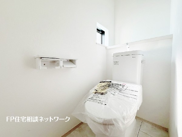 ウォシュレット、暖房便座機能付のトイレです。従来型に比べ節水効果があり、お手入れもしやすいので、家計も家事の負担も軽減してくれます。