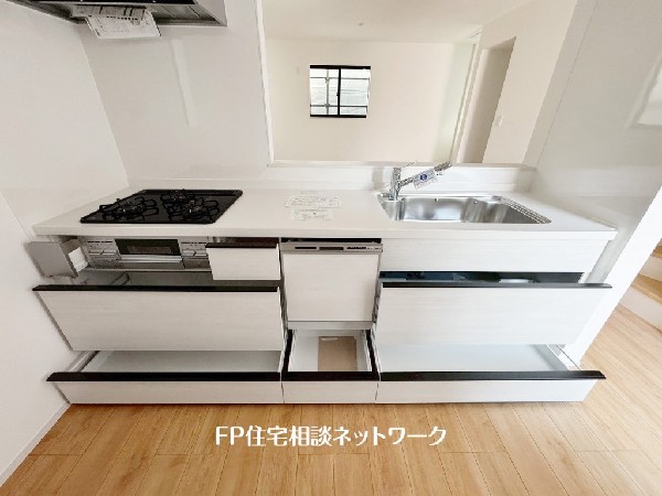 スライド収納付きのシステムキッチン。料理器具なども収納できて出し入れもスムーズ。収納量もたっぷりなので料理器具やストック調味料なども入れられる。