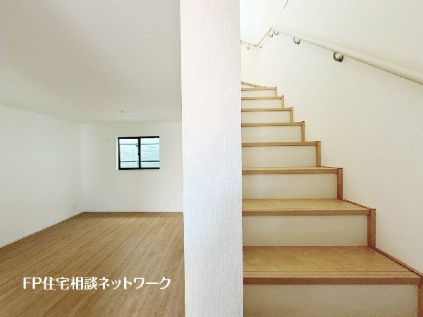 階段部分には自然の光を取り込むことの出来る、窓を配置しており明るい空間！お掃除の際には空気の換気などにも便利です。