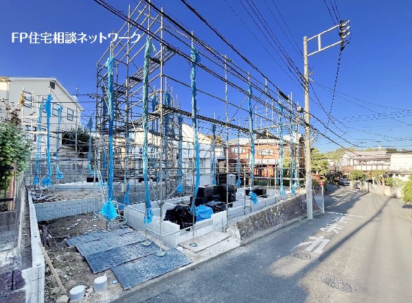 外観:区画整理された住宅地で前面道路もゆとりの6ｍ、細い道を利用しないのでお車の運転が苦手な方も安心です。
