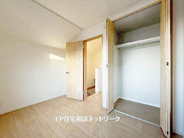 収納力が豊富な大型クローゼット。普段着やスーツはもちろんのこと、コート類などもしっかり掛けられます。奥行きもあり、部屋がスッキリしますね。