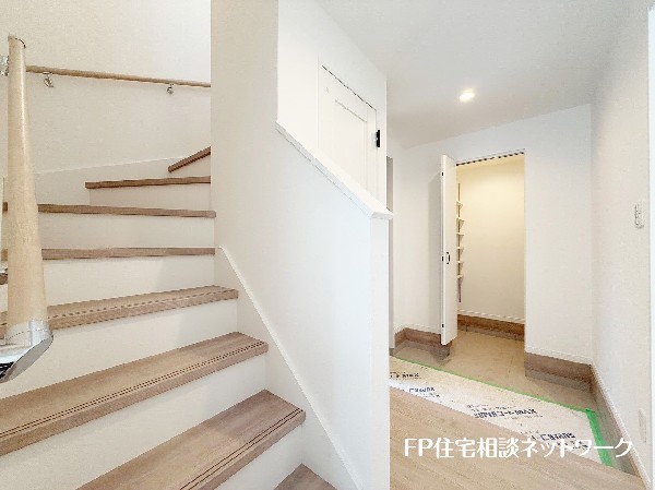 階段部分には自然の光を取り込むことの出来る、窓を配置しており明るい空間！お掃除の際には空気の換気などにも便利です。