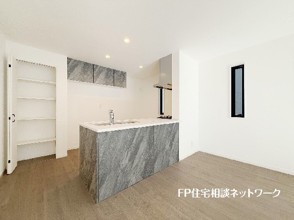 ペニュンシュラキッチンですので、出来上がったお料理をカウンターに並べてお子様が運ぶなど、お手伝いの時間も増えそうですね。