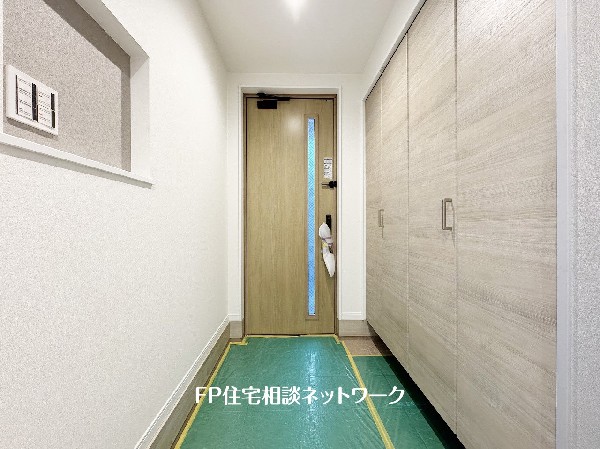 玄関ホールがスッキリ広々としていると帰る時も出ていく時も気持ちが良い。来客を出迎える玄関が綺麗ならその家の印象が良くなる。