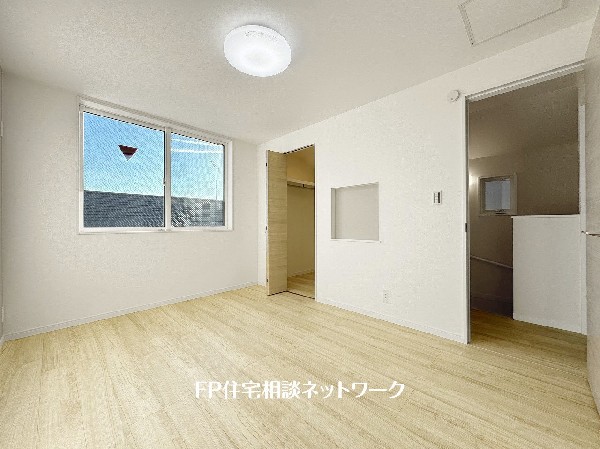 ナチュラルな色合いを基調にしたフローリングは心地よく飽きのない色合いで、カーテン、家具などのインテリアを合わせやすいのもうれしい。