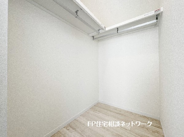 ウォークインクローゼットのある住まいで収納上手な生活を実現。衣類だけでなく、箱物や思い出の品もたっぷり収納できます。