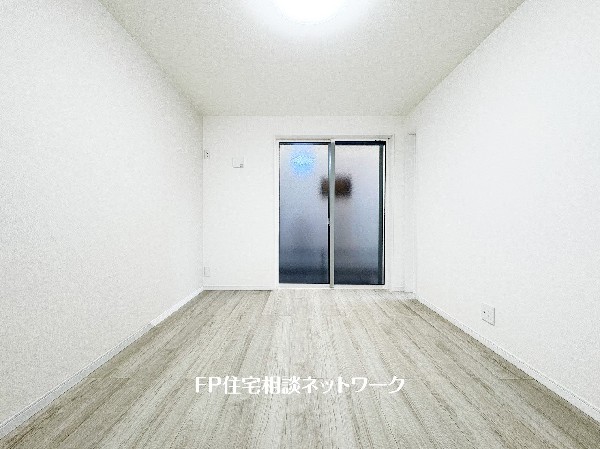 大きな窓で日差しを長時間受ける事が出来る暖かいお部屋です。もちろんペアガラスで、遮音性にも優れ、結露も発生しにくい構造。