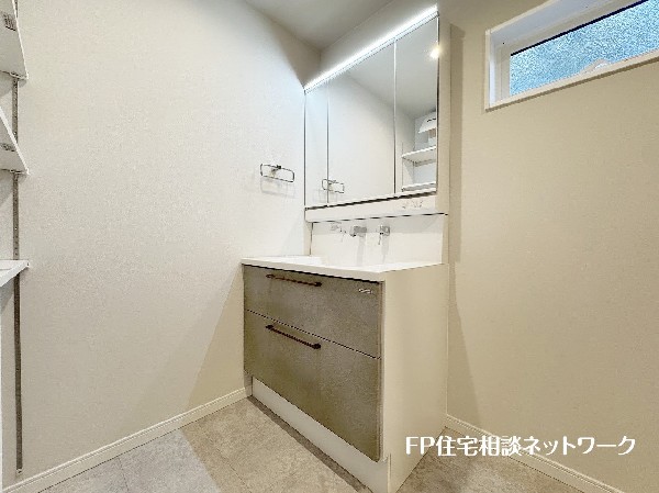 鏡の裏に収納棚を確保した三面鏡を採用。化粧品や歯ブラシなどを機能的に収納。また、三面鏡の本当の利点は三枚の鏡を合わせることで、頭の側面や背面が見れること。