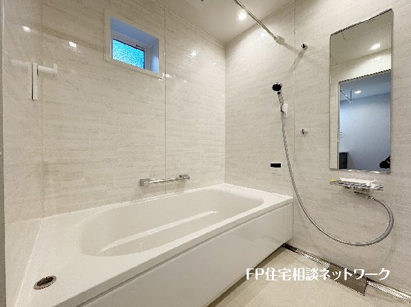 ゆったり入れる一坪バス。足を伸ばして入れるサイズは一日の疲れを癒すのに嬉しい広さ。お子様と一緒の入浴でも充分な広さです。