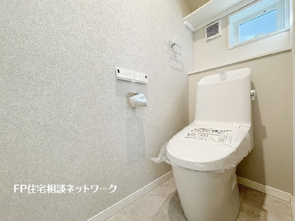 ウォシュレット、暖房便座機能付のトイレです。従来型に比べ節水効果があり、お手入れもしやすいので、家計も家事の負担も軽減してくれます。