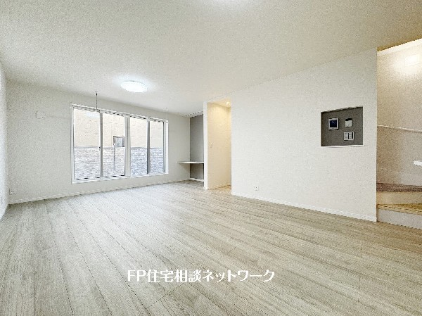 オープンな空間を生み出す、広がりとゆとり。家族と過ごす時間を大切にしたい方にぴったりのゆとりある住空間です。日差しがリビングの隅々までしっかりと届きます。