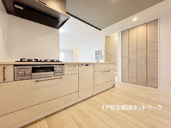 新しいキッチンは食事の支度も楽しく出来る。お手伝いをしてくれるお子様と並びながら準備や片付けが出来るキッチンは、ご家族のコミュニケーションを育む場として活躍します。