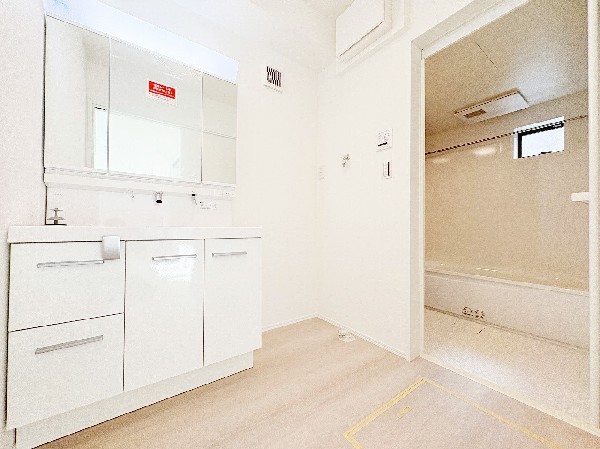 【洗面台】  類似同仕様、施工例のため分譲中の建物とは外壁、屋根開口部等の形状・仕様が異なります。