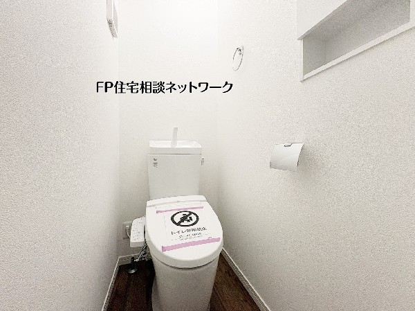【トイレ】同仕様設備：白を基調とした清潔感のあるトイレ。温水洗浄便座や壁面収納など、快適に過ごせる設備が整っています。