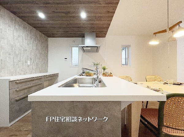 【ペニンシュラキッチン】  キッチンからダイニングへ続く横並びの配置で、配膳や下げ物がしやすい動線。カップボード側にも天板があり、作業や家電置き場として活用できます。