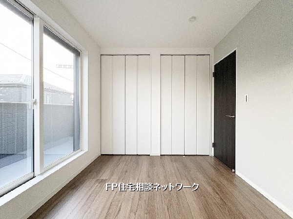 【洋室│6帖】  6帖の洋室には幅広のクローゼットを設置。衣類や生活用品をまとめて管理でき、バルコニーにも出やすい使い勝手の良い配置です。