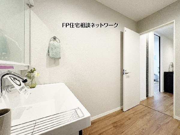 【洗面脱衣室】  清潔感あふれる白を基調とした洗面脱衣室。ゆとりある広さと、家事動線に配慮した間取りが魅力です。毎日の身支度をスムーズに、心穏やかなひとときを演出する心地よい空間です。