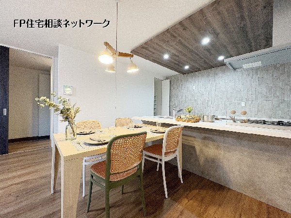 【ダイニング】  木木目とグレーを基調とした落ち着きあるLDK。ダイニングと横並びのキッチンで配膳も片付けもスムーズな生活動線が魅力です。