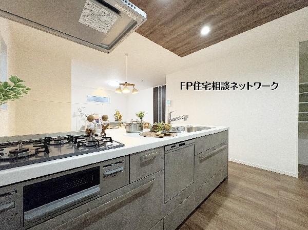 【キッチン】  作業しやすい広さのカウンターキッチン。ダイニングとの距離が近く、配膳や後片付けも手際よく進められる機能的なプランです。