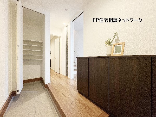 【玄関】  玄関には高さのある収納と可動棚付きのスペースを確保。靴や備品をすっきり収められ、帰宅時の動線も整えやすい設計です。