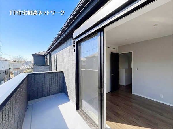 外観:【バルコニ】  心地よい風が通り抜けるワイドバルコニー。周囲に高い建物がないため、確かな開放感と陽当りを享受できます。お洗濯物はもちろん、ちょっとした外気浴にも最適なスペース。  