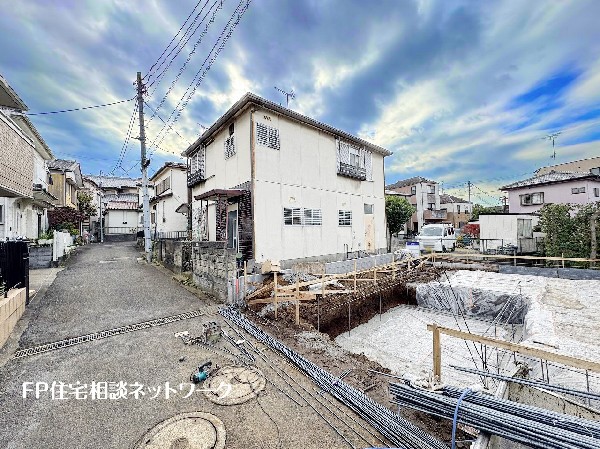 外観:敷地と道路に高低差が無く車通りも少ないので小さなお子様がいらっしゃるご家庭も安心です。