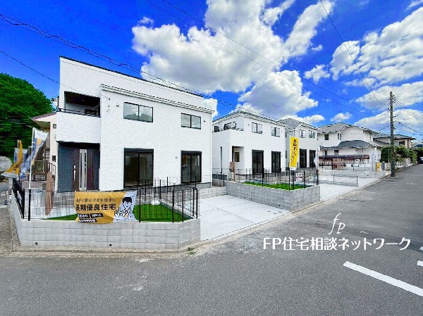 外観:【類似外観同仕様】施工例のため分譲中の建物とは外壁、屋根開口部等の形状・仕様が異なります。