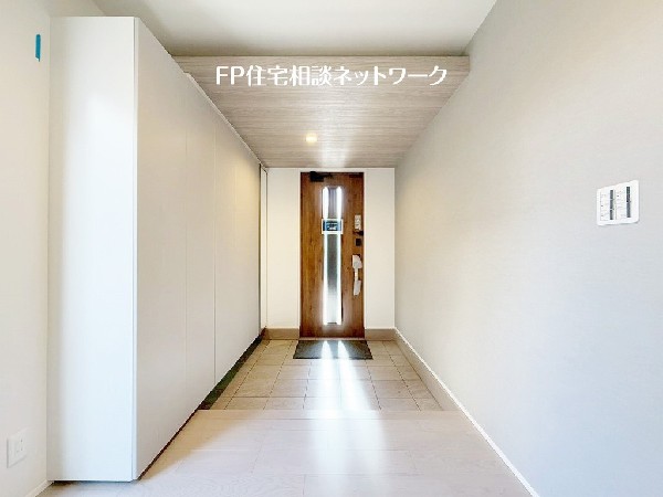 玄関ホールは、自然光が射し込み、住まう人、訪れる人を心地よく迎え入れてくれる。玄関収納には、ディスプレイスペースがあり、お花、グリーンなどを飾れる。