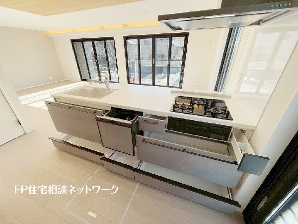 スライド収納付きのシステムキッチン。料理器具なども収納できて出し入れもスムーズ。収納量もたっぷりなので料理器具やストック調味料なども入れられる。