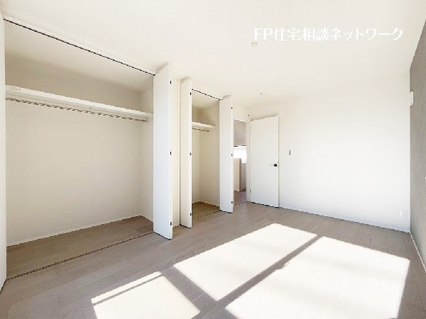 全居室には大型の収納クローゼットを完備。普段使いのお洋服や小物はもちろん、季節物のお洋服などもしっかりと整理整頓出来る。居室空間を隅々まで使えるのが嬉しい。