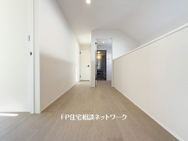 2階の廊下部分を贅沢にスペースをとり、解放感はもちろん観葉植物などを配置してえお洒落なスペースに利用出来ます。