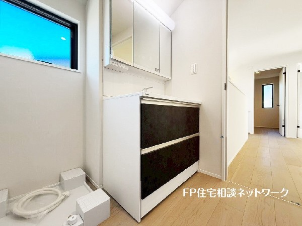 鏡の裏に収納棚を確保した三面鏡を採用。化粧品や歯ブラシなどを機能的に収納。また、三面鏡の本当の利点は三枚の鏡を合わせることで、頭の側面や背面が見れること。