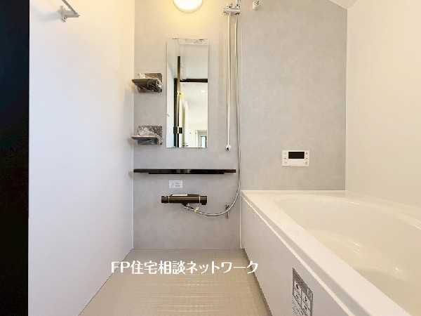 ゆったり入れる一坪バス。足を伸ばして入れるサイズは一日の疲れを癒すのに嬉しい広さ。お子様と一緒の入浴でも充分な広さです。